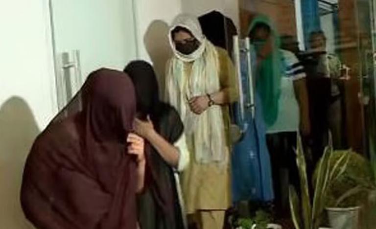 കോഴിക്കോട് പെൺവാണിഭ കേന്ദ്രത്തിൽ റെയ്ഡ്; 6 സ്ത്രീകളടക്കം 9 പേർ പിടിയിൽ