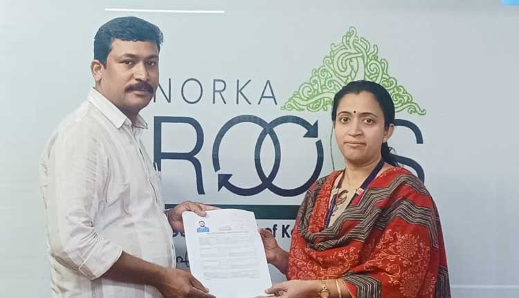 നോർക്ക അപേക്ഷകൾ കൈമാറി