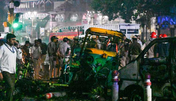 ഡല്ഹിയെ നടുക്കി ഉഗ്രസ്ഫോടനം; 13 മരണം സ്ഥിരീകരിച്ചു, ചിന്നിച്ചിതറി ശരീരഭാഗങ്ങള്,കിലോ മീറ്ററോളം ദൂരത്തേക്ക് സഫോടന ശബ്ദം