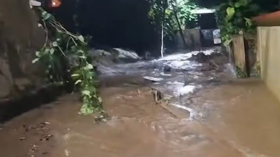 എറണാകുളത്ത് കൂറ്റൻ കുടിവെള്ള ടാങ്ക് തകർന്നു; വീടുകളിൽ ഉൾപ്പെടെ വെള്ളം കയറി, വാഹനങ്ങള് തകര്ന്നു