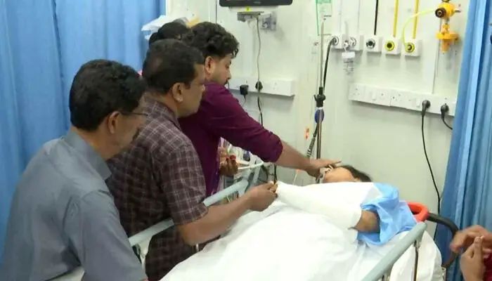 വിവാഹദിനത്തില് അപകടത്തില്പെട്ട് വധുവിന് പരുക്ക്; ആശുപത്രിയിലെത്തി താലികെട്ടി വരൻ