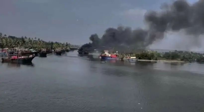 കൊല്ലത്ത് കായലില് നങ്കൂരമിട്ട ബോട്ടുകള് കത്തിനശിച്ചു; രണ്ട് തൊഴിലാളികള്ക്ക് പരുക്ക്