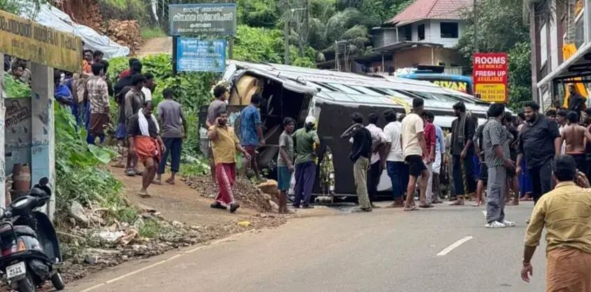 ശബരിമല തീര്ത്ഥാടകരുടെ ബസ് മറിഞ്ഞു; നാല് കര്ണാടക സ്വദേശികള്ക്ക് പരുക്ക്