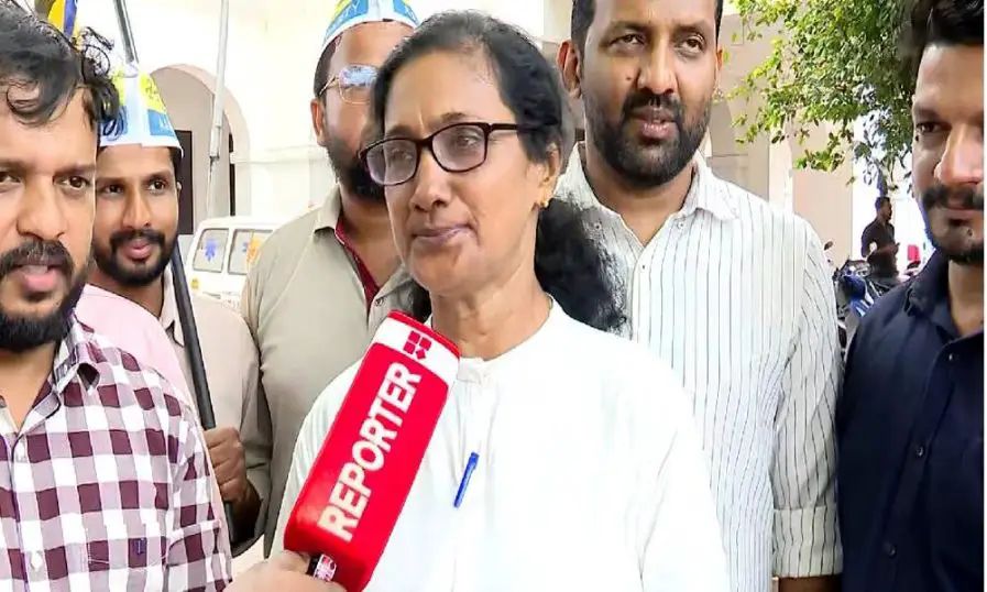 കോണ്ഗ്രസില് വീണ്ടും രാജി; കോഴിക്കോട് കൗണ്സിലര് ആം ആദ്മിയില് ചേര്ന്നു