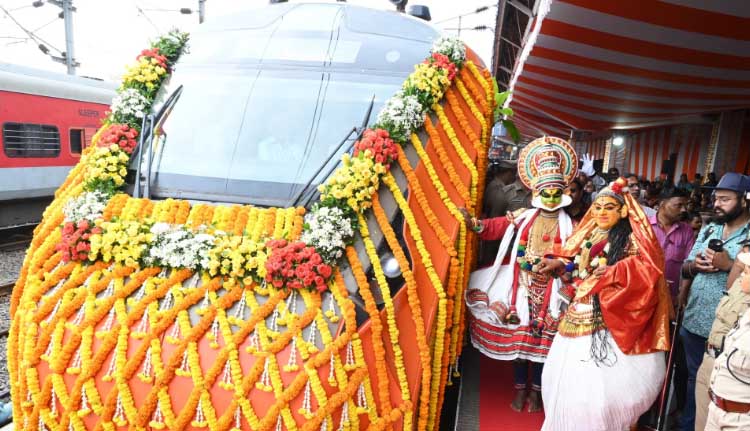 എറണാകുളം- ബെംഗളുരു വന്ദേഭാരത് പ്രധാനമന്ത്രി ഫ്ലാഗ് ഓഫ് ചെയ്തു