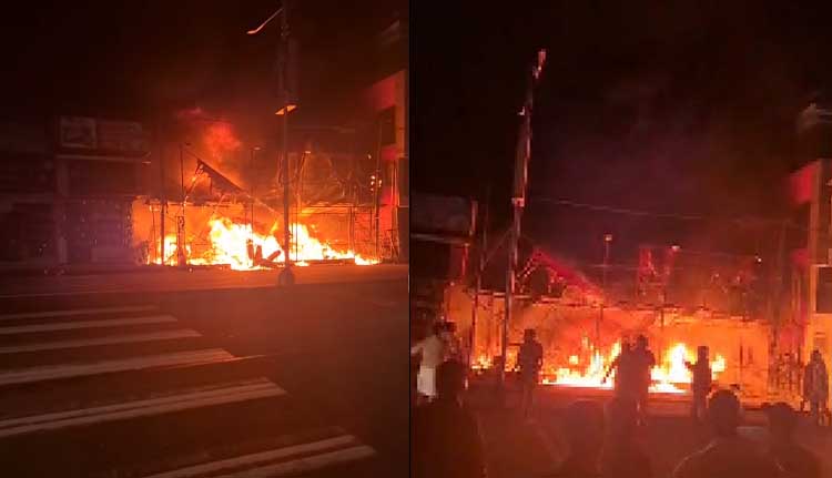 കോട്ടക്കലിൽ വൻ തീപിടിത്തം; കെട്ടിടത്തിൽ കുടുങ്ങിയ മൂന്നു ജീവനക്കാരെ രക്ഷപ്പെടുത്തി