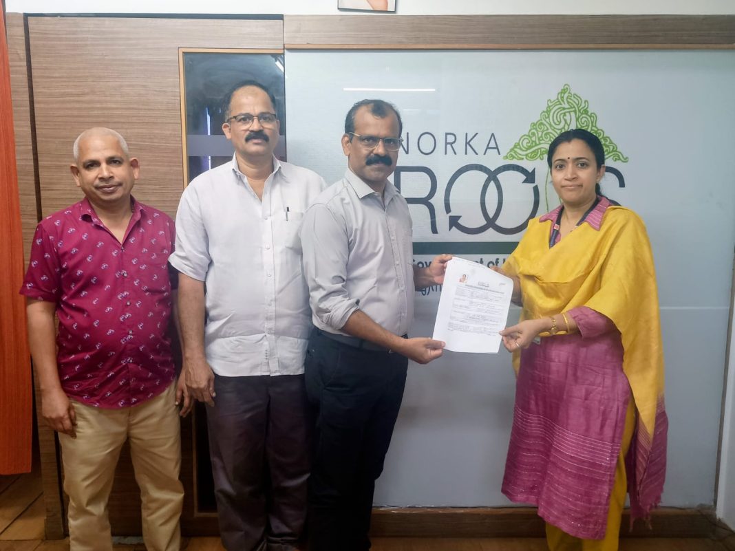 നോർക്ക കാർഡുകൾക്കായി സമാഹരിച്ച അപേക്ഷകൾ കൈമാറി