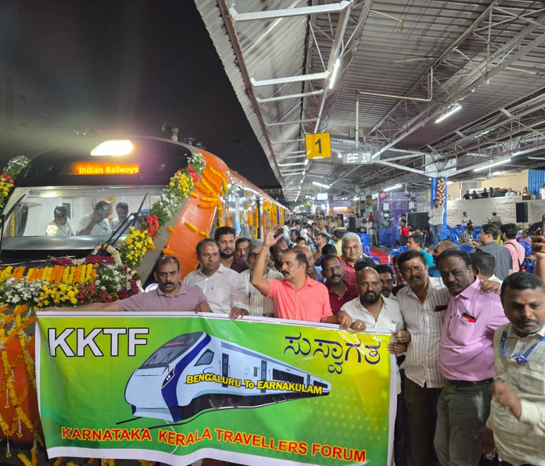 എറണാകുളം-ബെംഗളൂരു വന്ദേഭാരതിന് ഉജ്ജ്വല സ്വീകരണമൊരുക്കി ബെംഗളൂരുവിലെ മലയാളി സംഘടനകള്