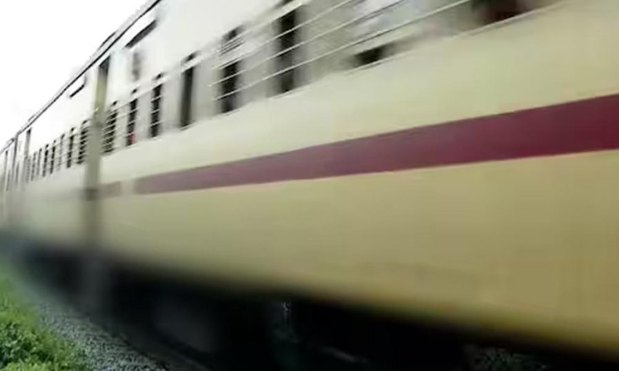 വർക്കലയിൽ ഓടിക്കൊണ്ടിരുന്ന ട്രെയിനിൽ നിന്ന് യുവതിയെ തള്ളിയിട്ടു, പ്രതി പിടിയിൽ, യുവതിയുടെ നില ഗുരുതരം