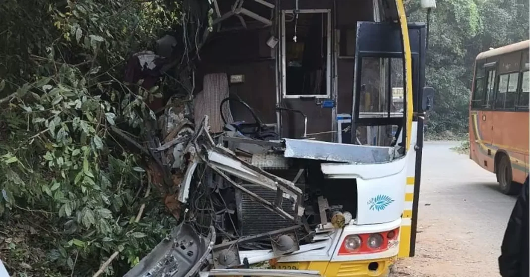 നിയന്ത്രണം വിട്ട ബസ് മതിലില് ഇടിച്ചുകയറി; കുട്ടി മരിച്ചു, നിരവധി പേര്ക്ക് പരുക്ക്