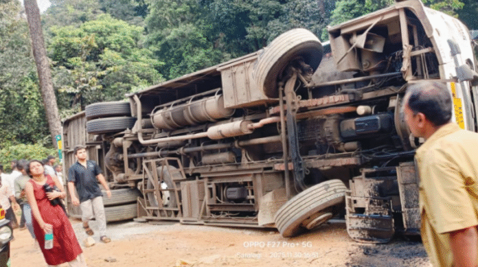 വിനോദയാത്ര ബസ് മറിഞ്ഞു വിദ്യാർഥി മരിച്ചു