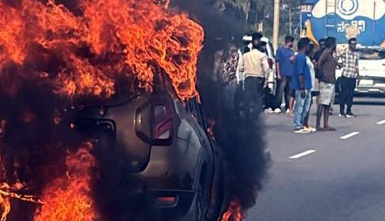 ബെംഗളൂരു-മൈസൂരു ഹൈവേയിൽ ടാങ്കര് ലോറിയില് ഇടിച്ച് എസ്യുവിക്ക് തീപ്പിടിച്ചു; യാത്രക്കാര് തലനാരിഴയ്ക്ക് രക്ഷപ്പെട്ടു