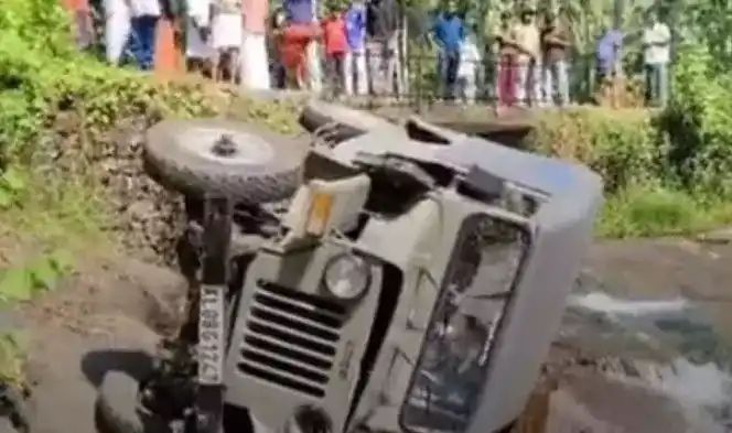 വോട്ടര്മാരുമായി വന്ന ജീപ്പ് പുഴയിലേക്ക് മറിഞ്ഞു; അഞ്ചുപേര്ക്ക് പരുക്ക്