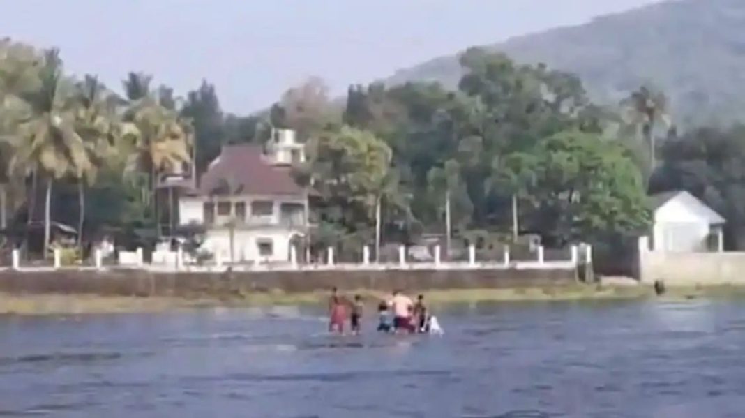 അതിരപ്പിള്ളി വെള്ളച്ചാട്ടത്തിന് താഴെ പുഴയില് ജലനിരപ്പ് ഉയര്ന്നു; പുഴയുടെ നടുവില് കുടുങ്ങി വിനോദസഞ്ചാരികള്