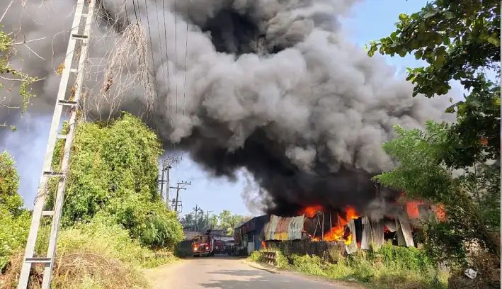 കണ്ണൂര് തലശ്ശേരിയില് വൻ തീപിടിത്തം