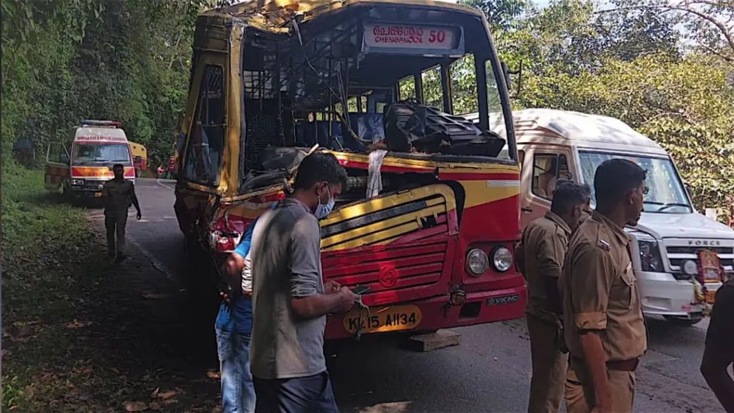 പത്തനംതിട്ടയില് കെഎസ്ആര്ടിസി ബസുകള് കൂട്ടിയിടിച്ച് മുപ്പത് പേര്ക്ക് പരുക്ക്