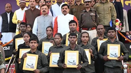 മധ്യപ്രദേശിൽ 10 മാവോയിസ്റ്റുകൾ കീഴടങ്ങി; കീഴടങ്ങിയവരിൽ 4 സ്ത്രീകളും