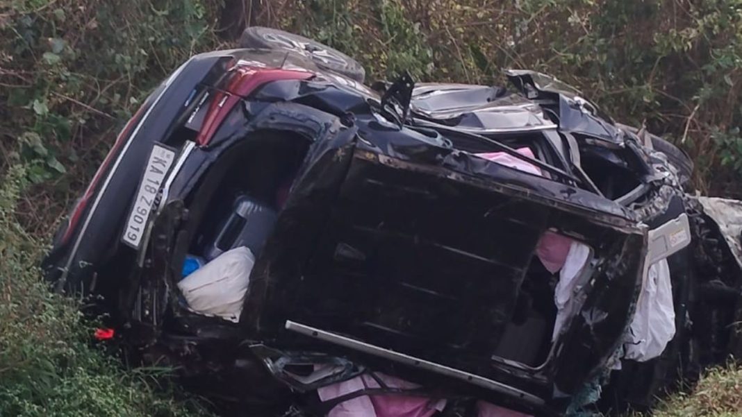 മാണ്ഡ്യയിൽ നിയന്ത്രണം വിട്ട കാര് മറിഞ്ഞു ഒരു കുടുംബത്തിലെ 3 പേർ മരിച്ചു