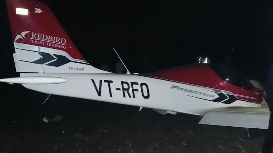 വൈദ്യുതലൈനിൽ തട്ടി പരിശീലന വിമാനം തകർന്നുവീണു