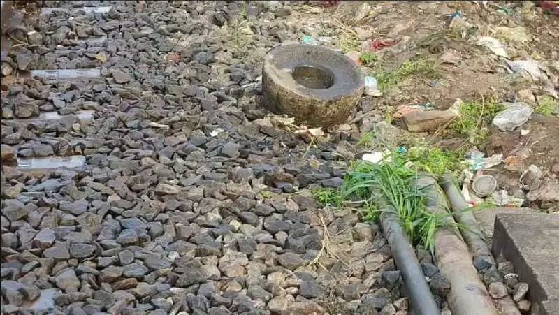 കൊച്ചിയില് റെയില്വെ ട്രാക്കില് ആട്ടുകല്ല്; ട്രെയിൻ അട്ടിമറി ശ്രമമെന്ന് സംശയം