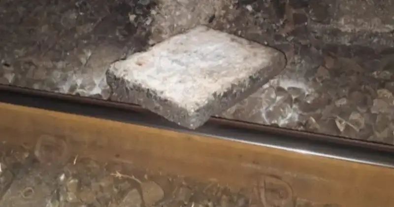 റെയില്വേ ട്രാക്കില് കോണ്ക്രീറ്റ് സ്ലാബ്; ഒഴിവായത് വൻ ദുരന്തം