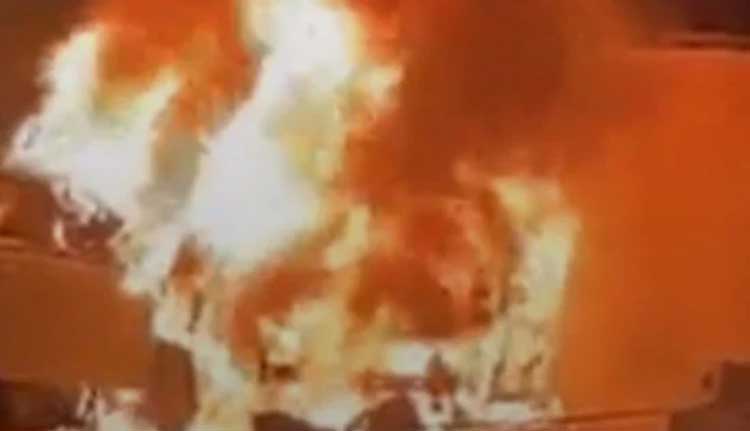 ഓടിക്കൊണ്ടിരുന്ന കാറിന് തീപിടിച്ചു; സിപിഎം നേതാവും കുടുംബവും അത്ഭുതകരമായി രക്ഷപ്പെട്ടു