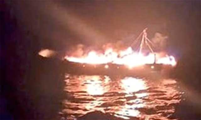 മത്സ്യബന്ധന ബോട്ട് കടലില് കത്തിനശിച്ചു; തൊഴിലാളികളെ രക്ഷപ്പെടുത്തി