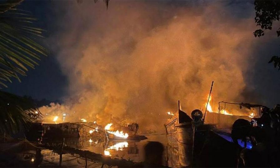 കൊല്ലം കുരീപ്പുഴയിൽ മത്സ്യബന്ധന ബോട്ടുകൾ തീപിടിച്ച് കത്തി നശിച്ചു