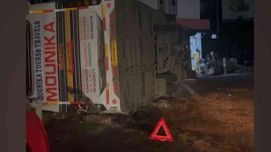 ശബരിമല തീര്ഥാടകര് സഞ്ചരിച്ച ബസ് മറിഞ്ഞു; നാലുപേര്ക്ക് പരുക്ക്