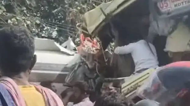 കെഎസ്ആര്ടിസി ബസുകളും ടാങ്കര് ലോറിയും കൂട്ടിയിടിച്ചു; നിരവധി പേര്ക്ക് പരുക്ക്