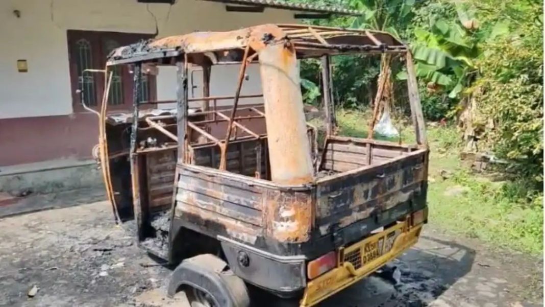 വീടിന് മുന്നില് നിര്ത്തിയിട്ട ഓട്ടോറിക്ഷ കത്തിച്ചതായി പരാതി