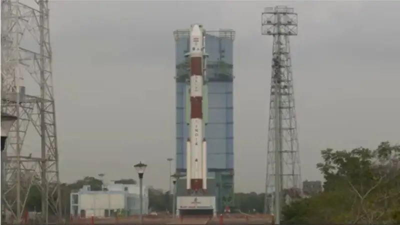 പിഎസ്എല്വി-സി 62 കുതിച്ചുയര്ന്നു; 16 ഉപഗ്രഹങ്ങളുമായി ബഹിരാകാശത്തേക്ക്