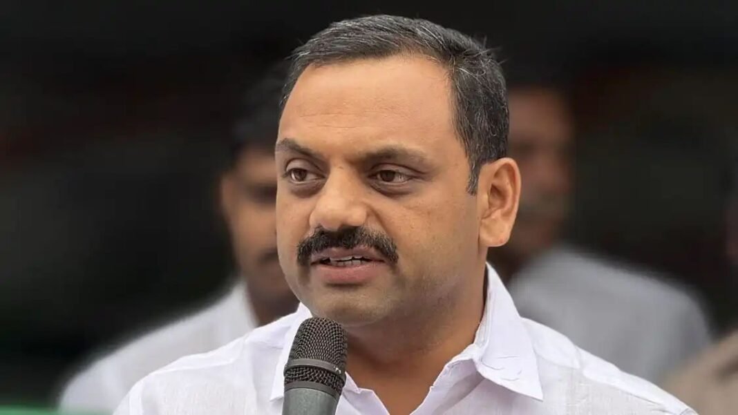 പോലീസ് ഉദ്യോഗസ്ഥരെ കൈയേറ്റം ചെയ്ത കേസ്: ഡീൻ കുര്യാക്കോസ് എംപിക്ക് അറസ്റ്റ് വാറൻ്റ് പോലീസ് ഉദ്യോഗസ്ഥരെ കൈയേറ്റം ചെയ്ത കേസ്: ഡീൻ കുര്യാക്കോസ് എംപിക്ക് അറസ്റ്റ് വാറൻ്റ്