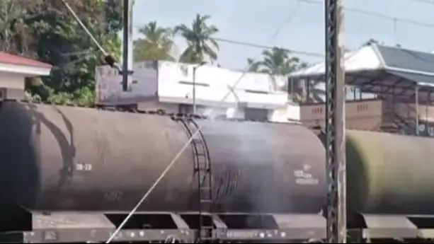 തിരുവനന്തപുരം ഇന്ധനം കൊണ്ടുപോയ ഗുഡ്സ് ട്രെയിനിന് തീപിടിച്ച് അപകടം