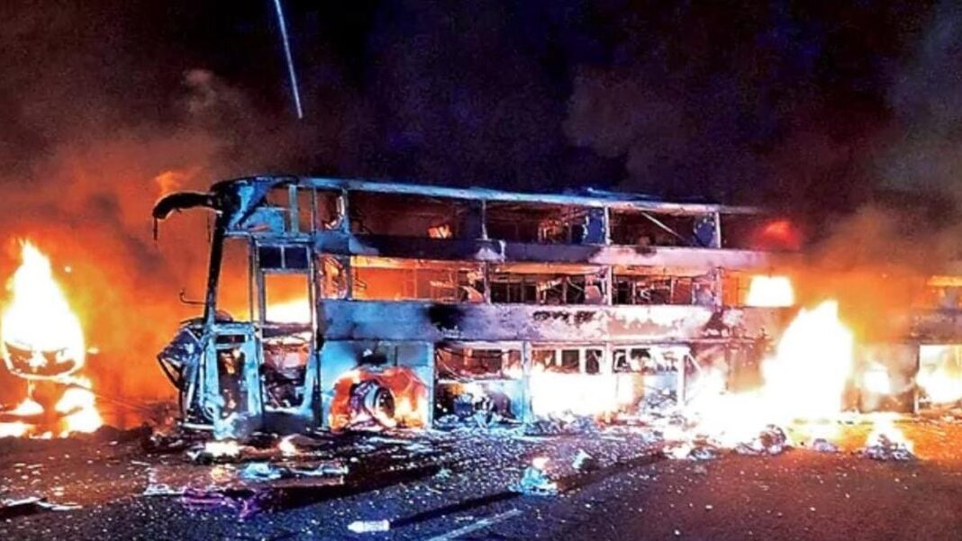 ലോറിയുമായി കൂട്ടിയിടിച്ച് ബസിന് തീപിടിച്ചു; മൂന്ന് പേര് വെന്തുമരിച്ചു