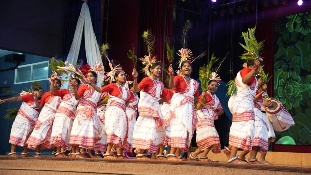പാരമ്പര്യ തനിമ വിളിച്ചോതി ഗോത്ര നൃത്ത മത്സരം പാരമ്പര്യ തനിമ വിളിച്ചോതി ഗോത്ര നൃത്ത മത്സരം