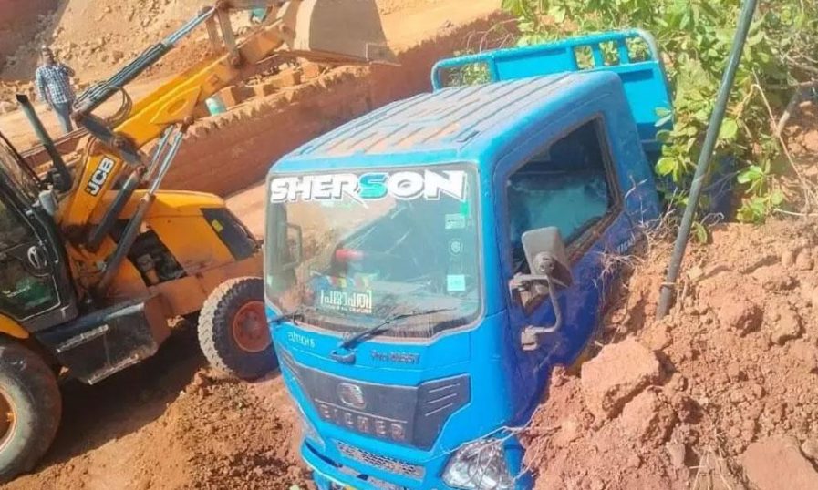 ചെങ്കൽ ക്വാറിയിൽ ലോറിക്ക് മുകളിൽ മണ്ണിടിഞ്ഞ് വീണ് ഡ്രൈവർക്ക് ദാരുണാന്ത്യം