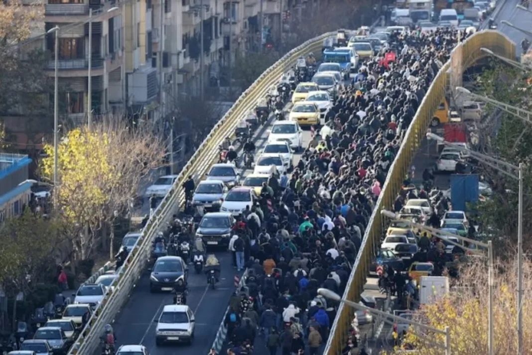 ഇറാനിൽ വൻ പ്രക്ഷോഭം; സുരക്ഷാ ഉദ്യോഗസ്ഥനടക്കം 7 പേർ കൊല്ലപ്പെട്ടു