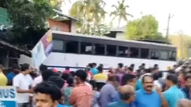 നിയന്ത്രണം വിട്ട കെഎസ്ആര്ടിസി ബസ് കടയിലേക്ക് ഇടിച്ചുകയറി; ഒരാള് മരിച്ചു