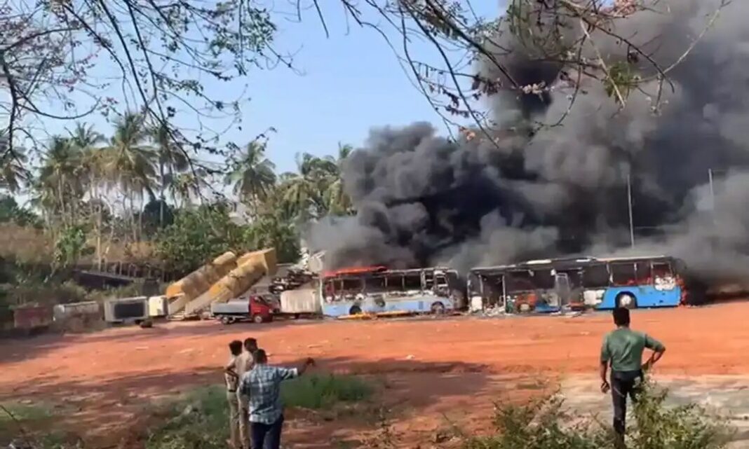 കരിപ്പൂര് എയര്പോര്ട്ട് റോഡില് തീപിടിത്തം; നാല് ബസുകള് കത്തി നശിച്ചു