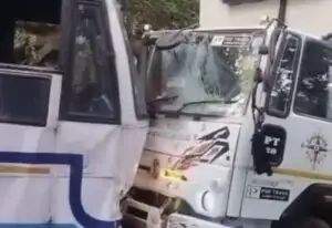 താമരശ്ശേരി ചുരത്തിൽ കെ എസ് ആർ ടി സി ബസ്സും കണ്ടെയ്നർ ലോറിയും കൂട്ടിയിടിച്ച് അപകടം; ഭാഗിക ഗതാഗത തടസ്സം