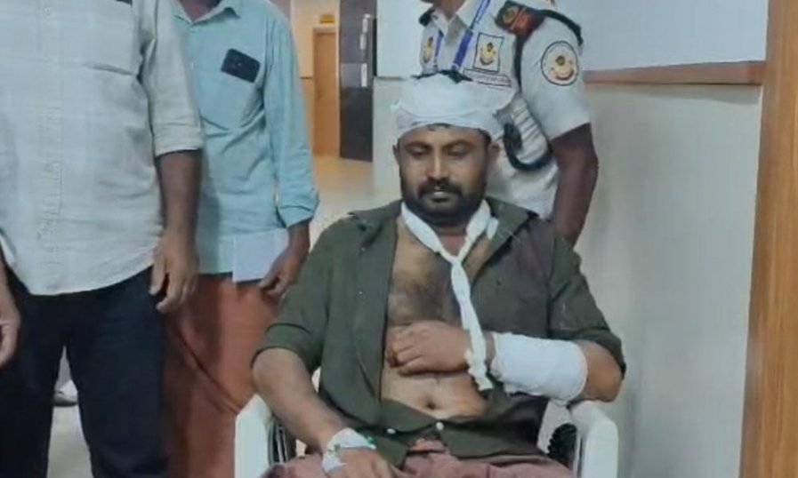 അതിർത്തി തർക്കത്തിനിടെ ആക്രമണം; വയനാട്ടില് ബിജെപി പഞ്ചായത്തംഗത്തിന് വെട്ടേറ്റു അതിർത്തി തർക്കത്തിനിടെ ആക്രമണം; വയനാട്ടില് ബിജെപി പഞ്ചായത്തംഗത്തിന് വെട്ടേറ്റു