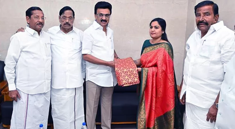 വിജയ് ക്യാമ്പിൽ വിള്ളൽ; നടി രഞ്ചന നാച്ചിയാർ ടിവികെ വിട്ട് ഡിഎംകെയിൽ