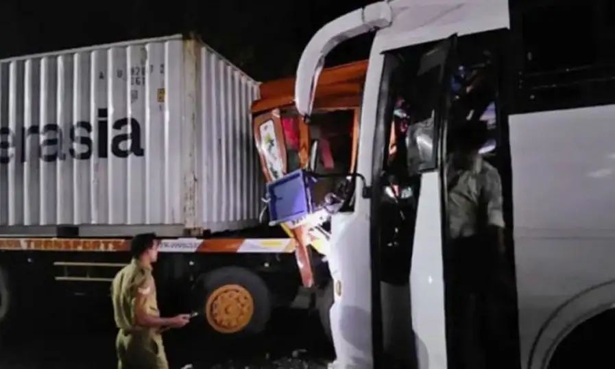 പോലീസുകാര് സഞ്ചരിച്ച ബസ് കണ്ടെയ്നര് ലോറിയുമായി കൂട്ടിയിടിച്ചു, നിരവധി പേര്ക്ക് പരുക്ക്