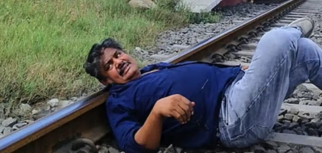 റെയില്വേ ട്രാക്കില് തലവെച്ച് കിടന്നു; മന്സൂര് അലിഖാനെതിരെ കേസ് റെയില്വേ ട്രാക്കില് തലവെച്ച് കിടന്നു; മന്സൂര് അലിഖാനെതിരെ കേസ്