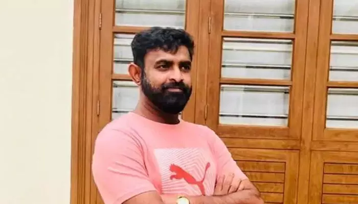 നിർത്തിയിട്ടിരുന്ന കാറിനുള്ളിൽ യുവാവിനെ മരിച്ച നിലയിൽ കണ്ടെത്തി നിർത്തിയിട്ടിരുന്ന കാറിനുള്ളിൽ യുവാവിനെ മരിച്ച നിലയിൽ കണ്ടെത്തി