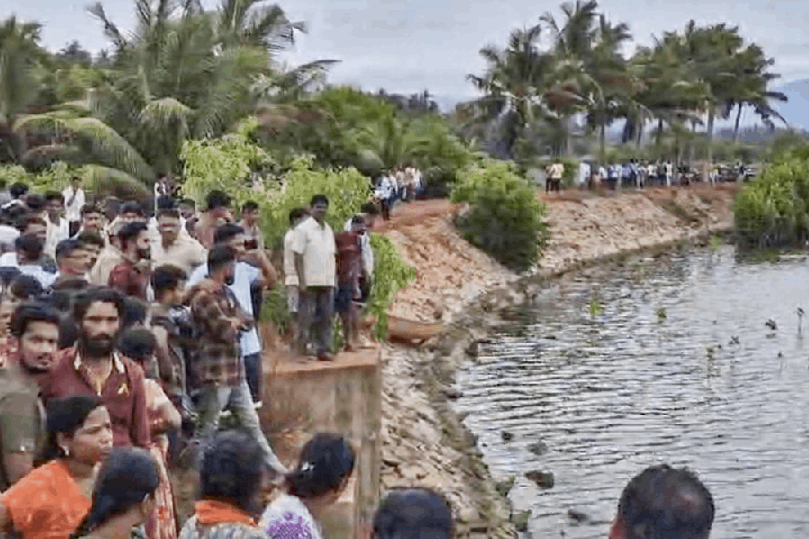 ഭട്കലില് കക്ക വാരാനിറങ്ങിയ എട്ട് പേര് മുങ്ങി മരിച്ചു; മൂന്നു പേരെ കാണാതായി ഭട്കലില് കക്ക വാരാനിറങ്ങിയ എട്ട് പേര് മുങ്ങി മരിച്ചു; മൂന്നു പേരെ കാണാതായി