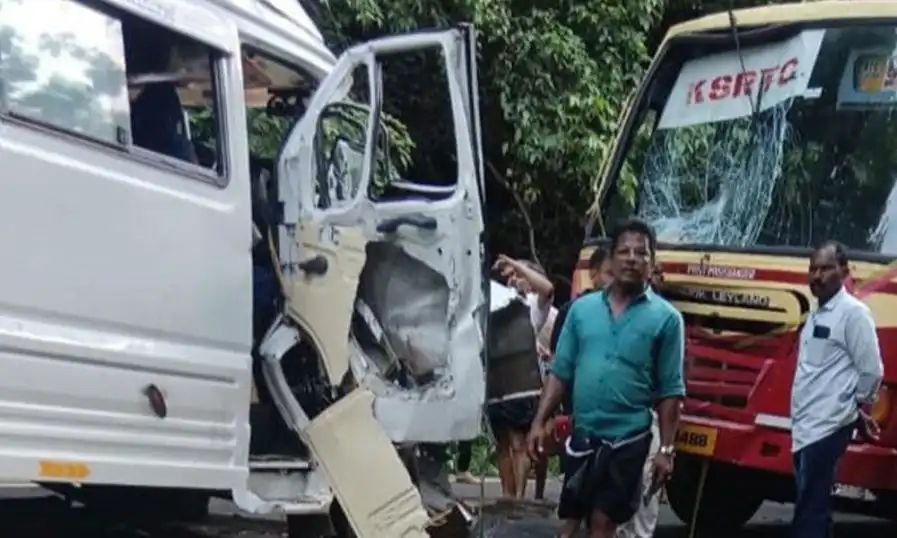 കെ എസ് ആര് ടി സി ബസും ട്രാവലറും കൂട്ടിയിടിച്ച് അപകടം; ഏഴു പേര്ക്ക് പരുക്ക് കെ എസ് ആര് ടി സി ബസും ട്രാവലറും കൂട്ടിയിടിച്ച് അപകടം; ഏഴു പേര്ക്ക് പരുക്ക്