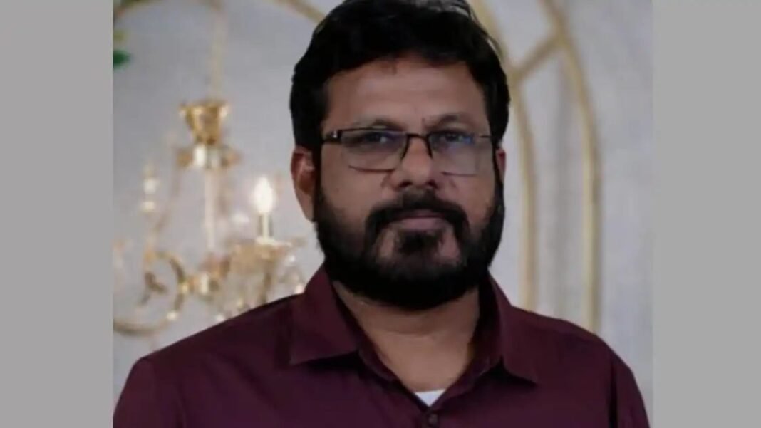 കാട് വെട്ടിത്തെളിക്കുമ്പോള് മണ്പുറ്റില് കൂട് കൂട്ടിയ കടന്നലുകള് കുത്തി; അധ്യാപകന് ദാരുണാന്ത്യം കാട് വെട്ടിത്തെളിക്കുമ്പോള് മണ്പുറ്റില് കൂട് കൂട്ടിയ കടന്നലുകള് കുത്തി; അധ്യാപകന് ദാരുണാന്ത്യം