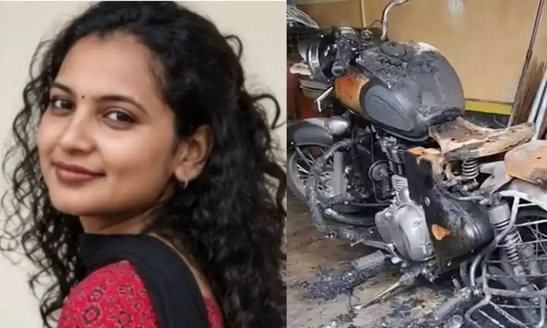 പോലീസുകാരന്റെ ബുള്ളറ്റ് കത്തിച്ച കേസ്; യുവതികള് അറസ്റ്റില് പോലീസുകാരന്റെ ബുള്ളറ്റ് കത്തിച്ച കേസ്; യുവതികള് അറസ്റ്റില്